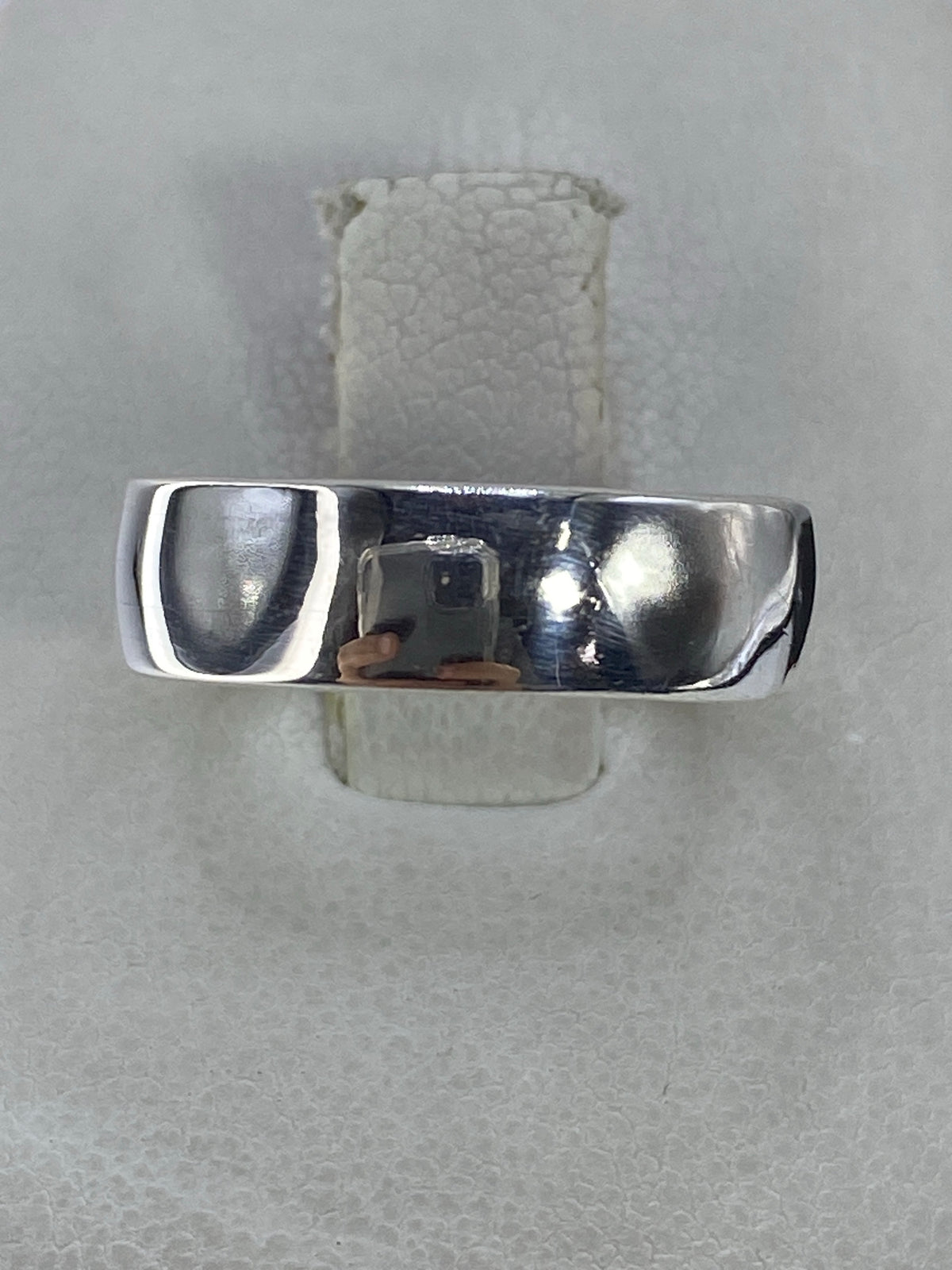 Anillo de plata 925 banda minimalista en la mano, vista frontal