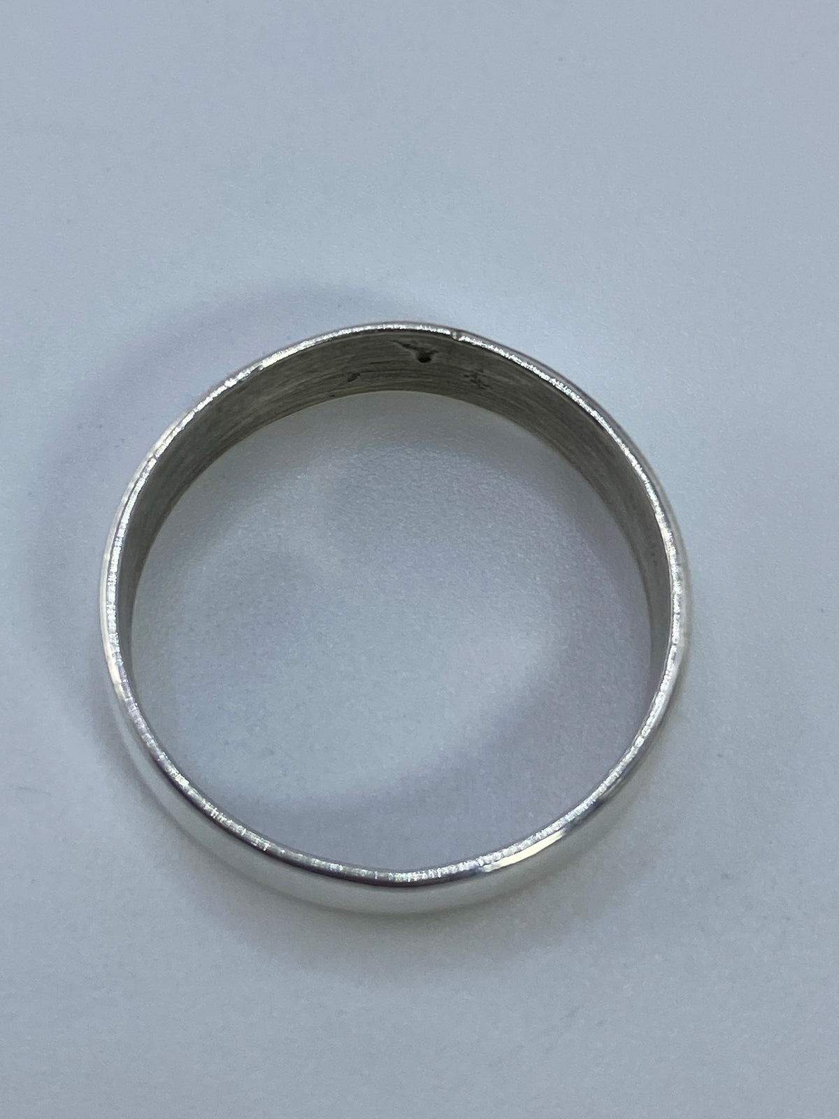 Anillo en balanza de precisión mostrando 3 gramos, con etiqueta SKU 007961