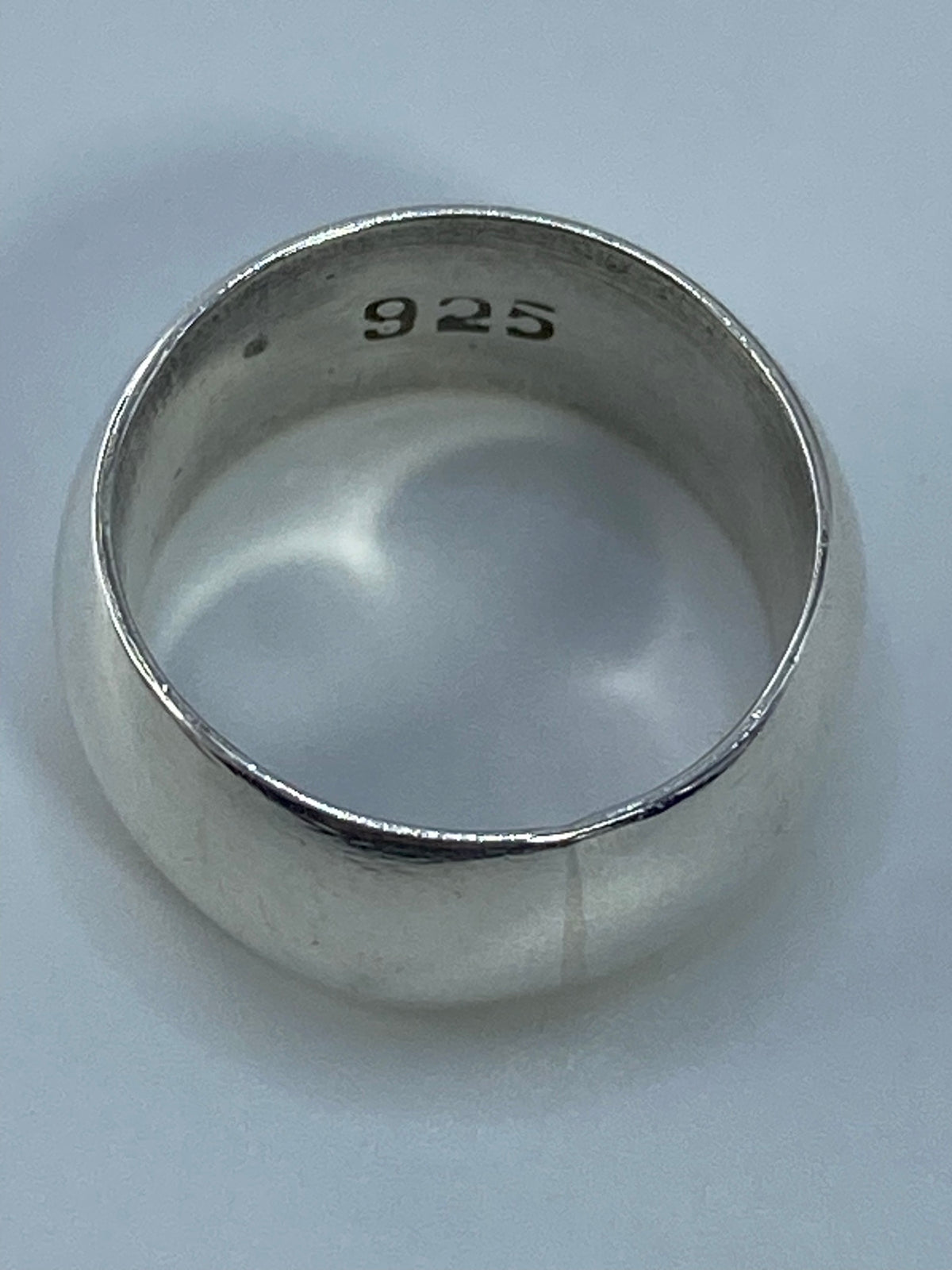Vista lateral del anillo de plata 925 pulido