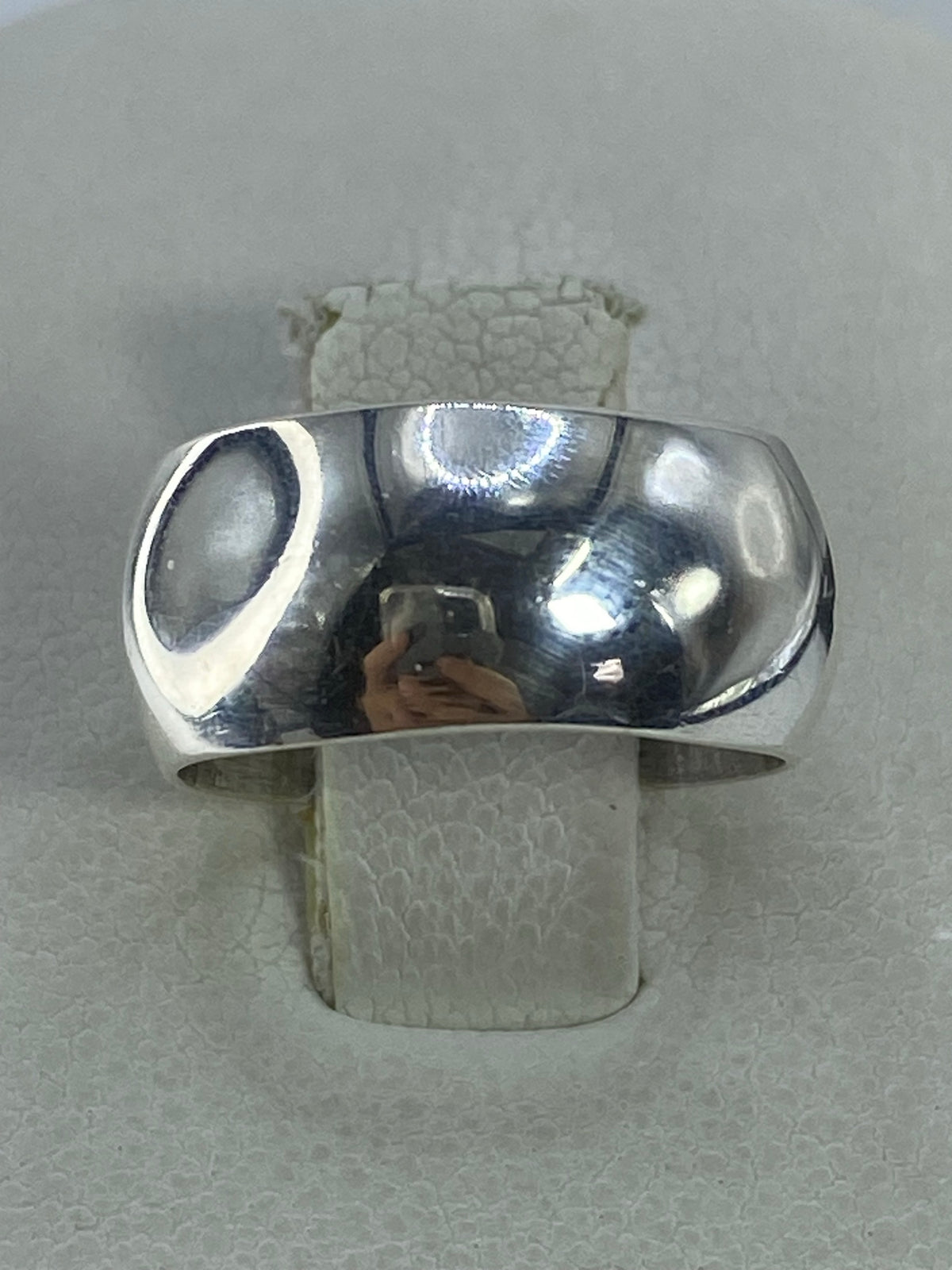 Anillo de plata 925 minimalista en banda pulida, visto desde arriba