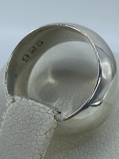 Anillo de plata maciza en dedo, vista lateral