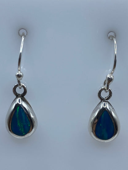 Detalle del ópalo de fuego azul engastado en plata 950, mostrando los destellos verdes