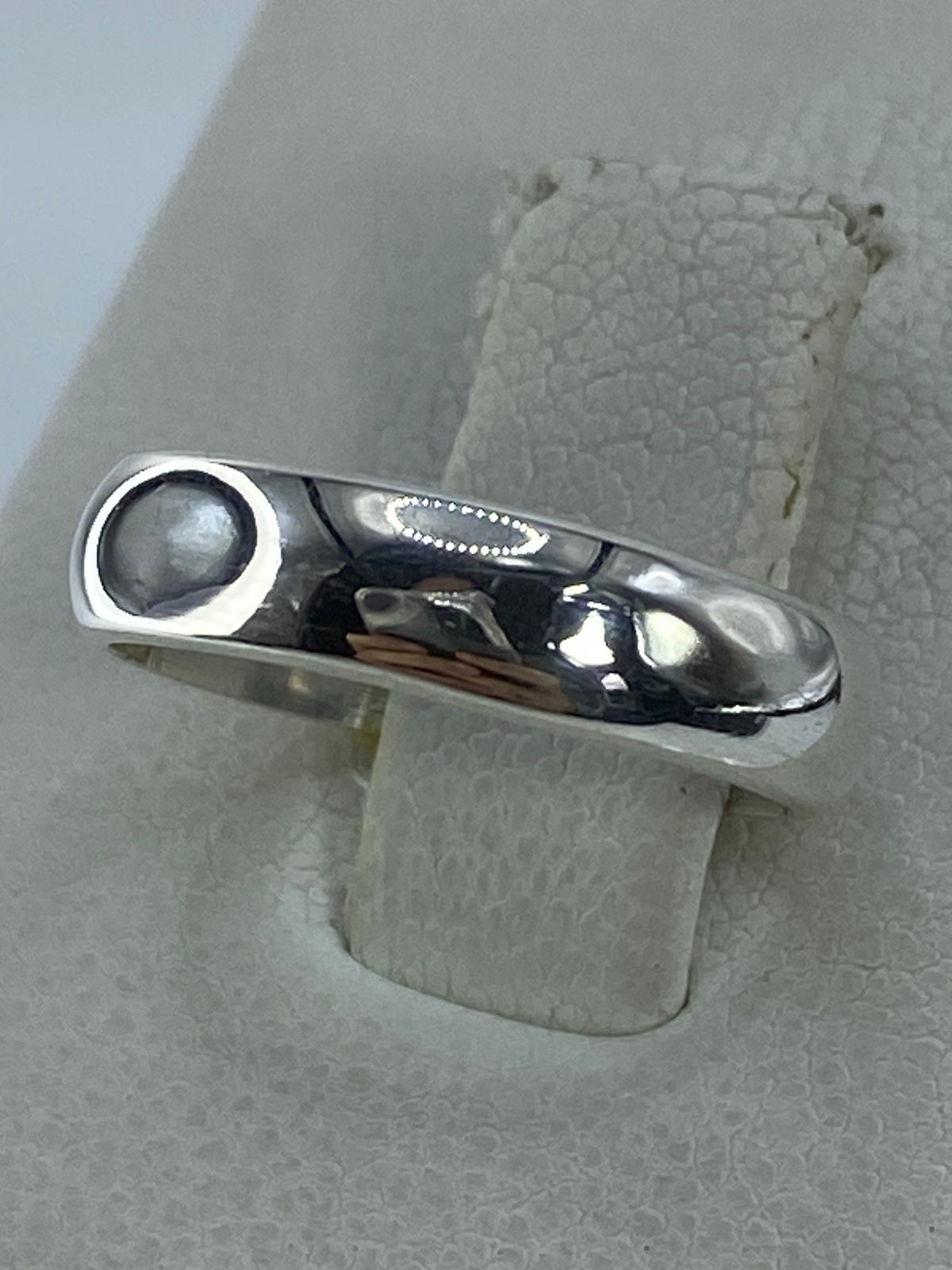 Anillo minimalista de plata 925 en vista frontal sobre fondo blanco