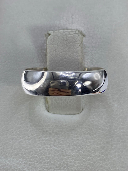 Anillo de plata 925 pulida con acabado espejo en dedo de hombre