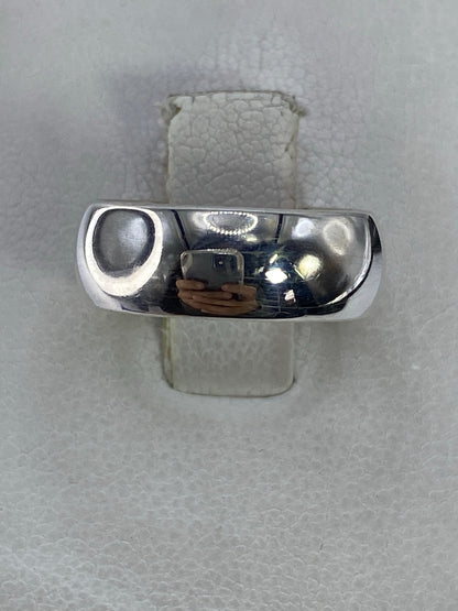 Anillo de plata 925 minimalista pulido en la mano, vista frontal brillante