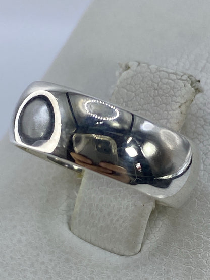 Detalle del anillo mostrando el acabado espejo y la forma redondeada