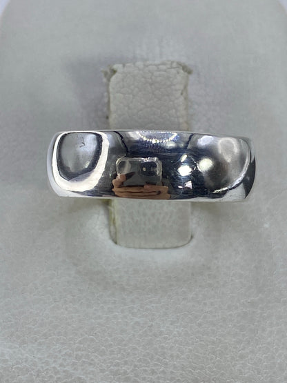 Anillo de plata 925 liso y pulido en talla 7, visto de frente