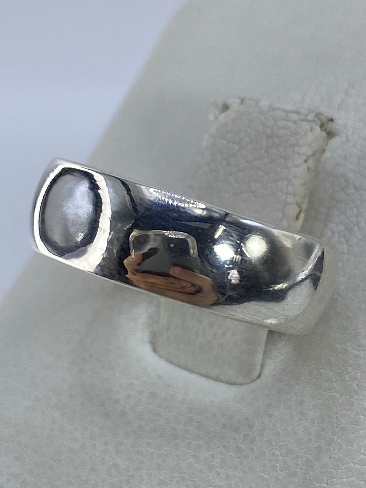 Anillo de plata maciza con pulido espejo, detalle lateral