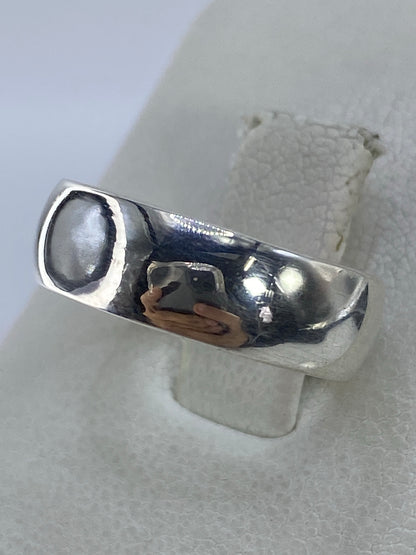 Anillo de plata maciza con pulido espejo, detalle lateral
