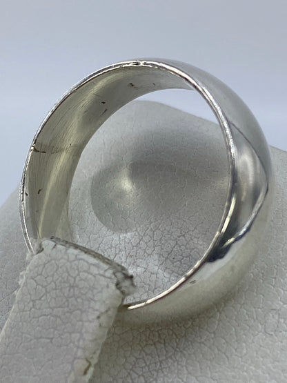 Anillo de plata 925 puesto en la mano, mostrando el brillo uniforme