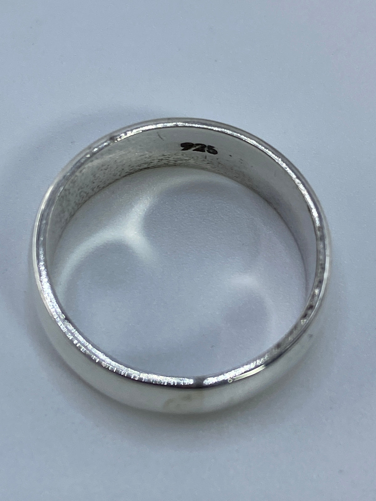 Anillo de plata liso con Quinto 925, vista del interior del aro