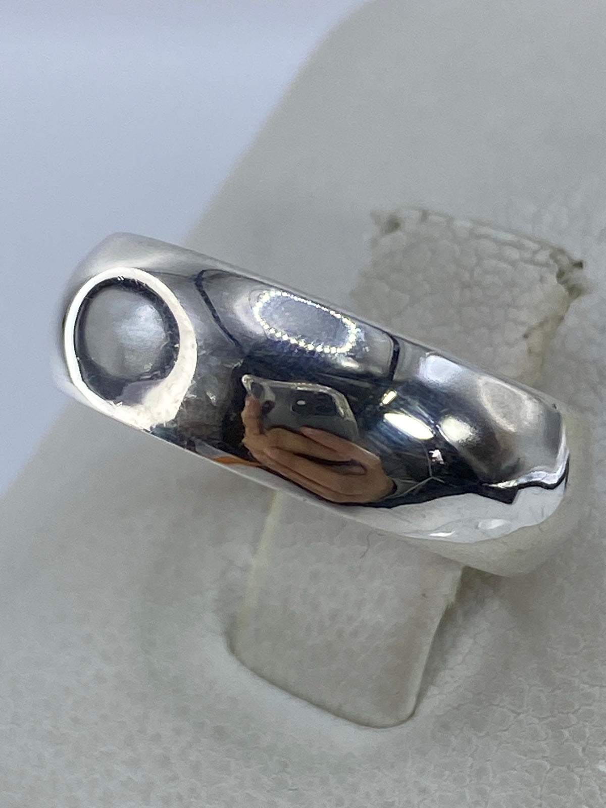 Detalle del acabado pulido de espejo del anillo de plata 925