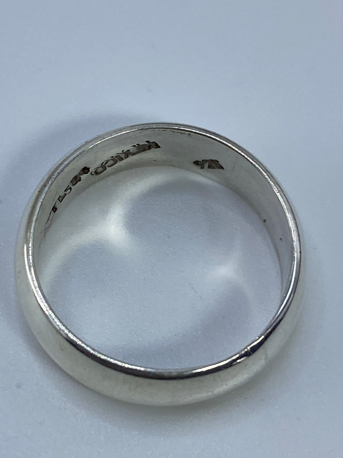 Vista lateral del anillo de banda lisa de plata Taxco con certificado