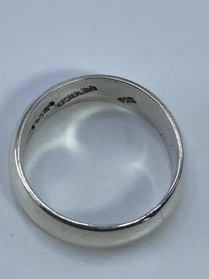 Vista lateral del anillo de banda lisa de plata Taxco con certificado