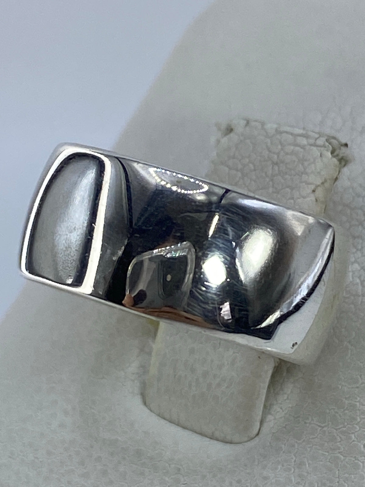 Anillo colocado en dedo mostrando el acabado pulido y la elegancia minimalista