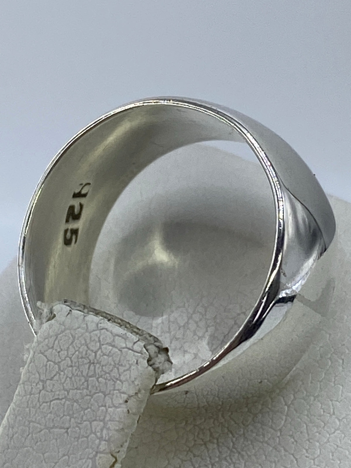 Detalle del interior del anillo con grabado del Quinto 925