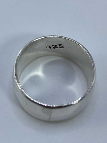 Anillo sobre fondo neutro exhibiendo el brillo de la plata pulida