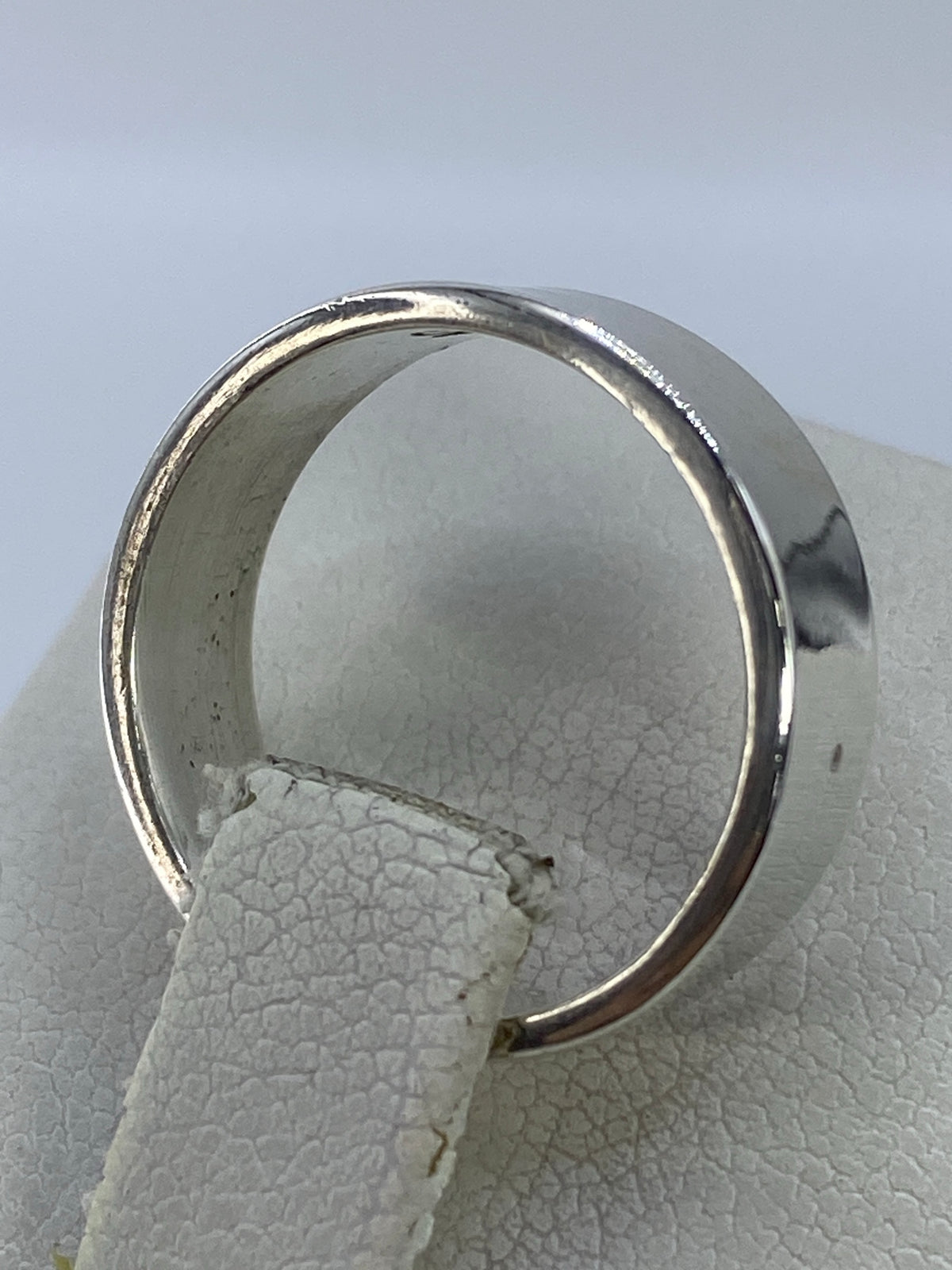 Vista lateral del anillo liso con acabado pulido