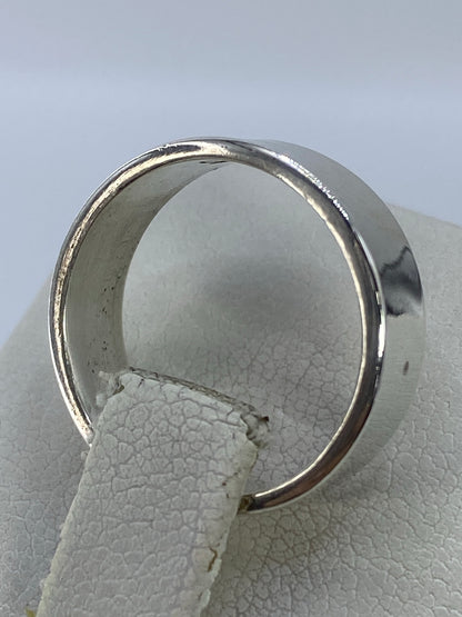 Vista lateral del anillo liso con acabado pulido