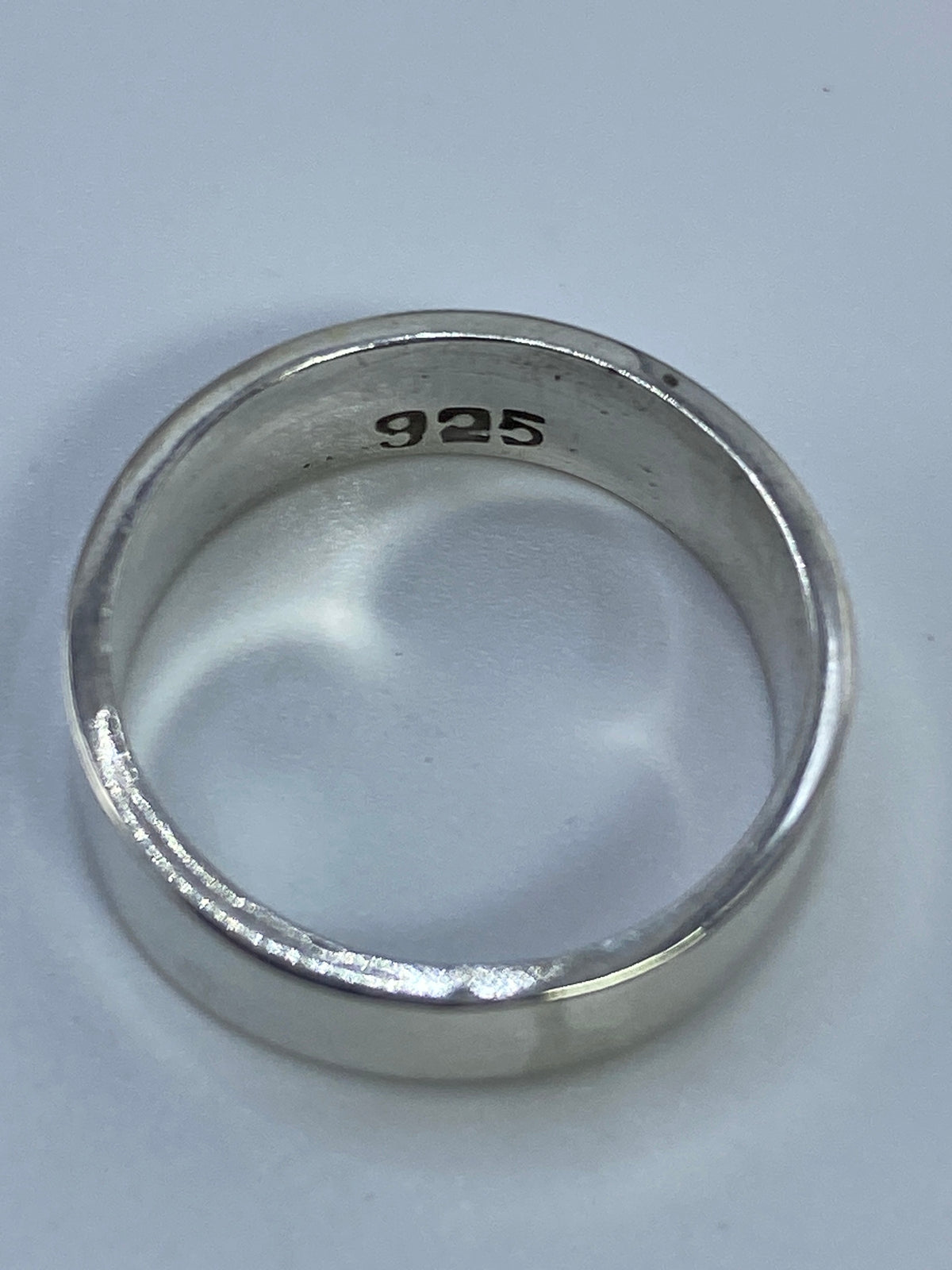 Anillo de plata 925 con sello de autenticidad visible en el interior