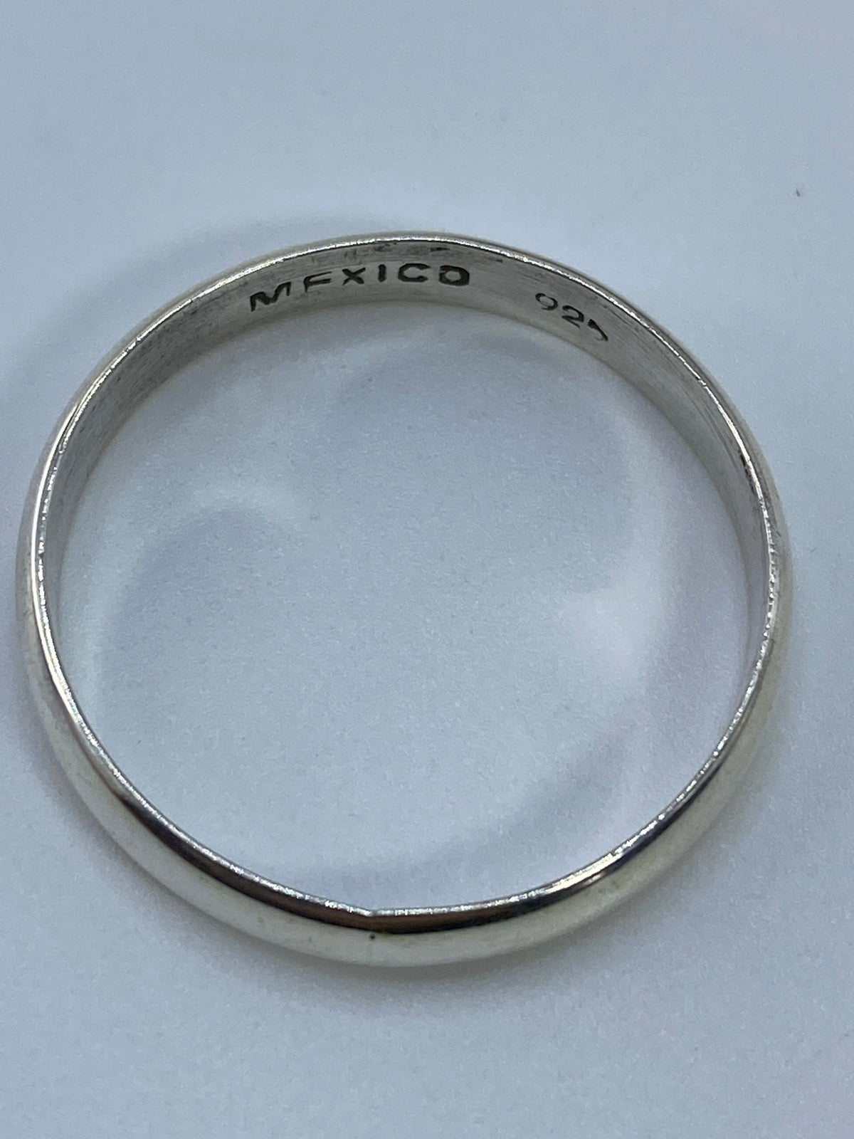 Anillo sobre fondo blanco mostrando su acabado espejo
