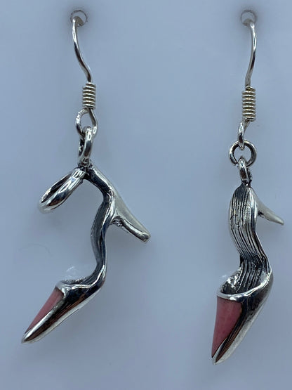 Aretes de plata con coral rosa engastado, vistos de frente en gancho de plata