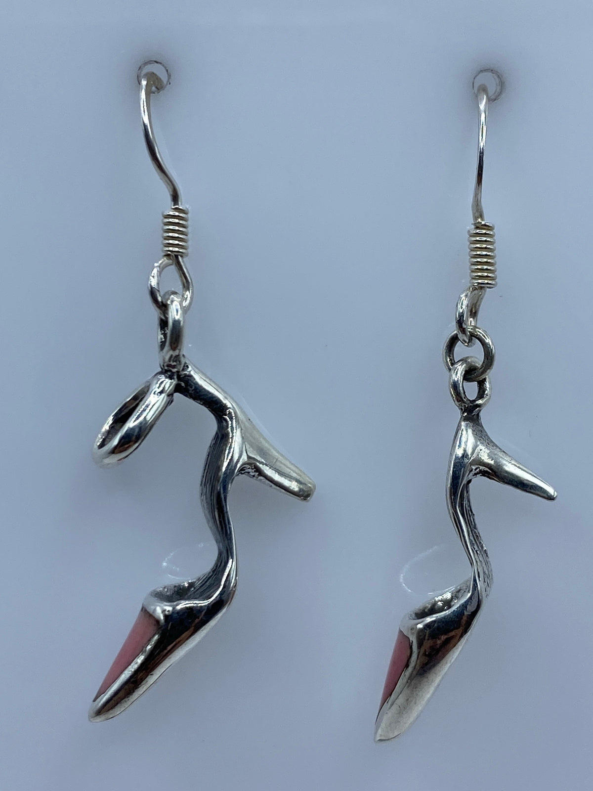 Detalle de la incrustación de coral rosa en plata 925 de Taxco