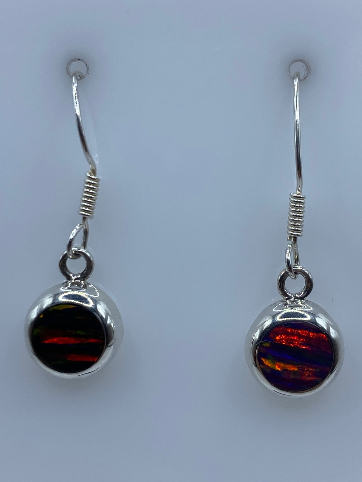 Par de aretes de plata 950 con ópalo de fuego multicolor de 3.1 cm, vistos de frente