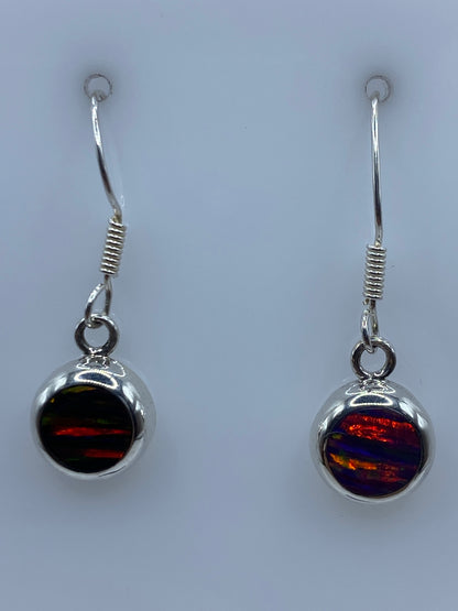 Par de aretes de plata 950 con ópalo de fuego multicolor de 3.1 cm, vistos de frente