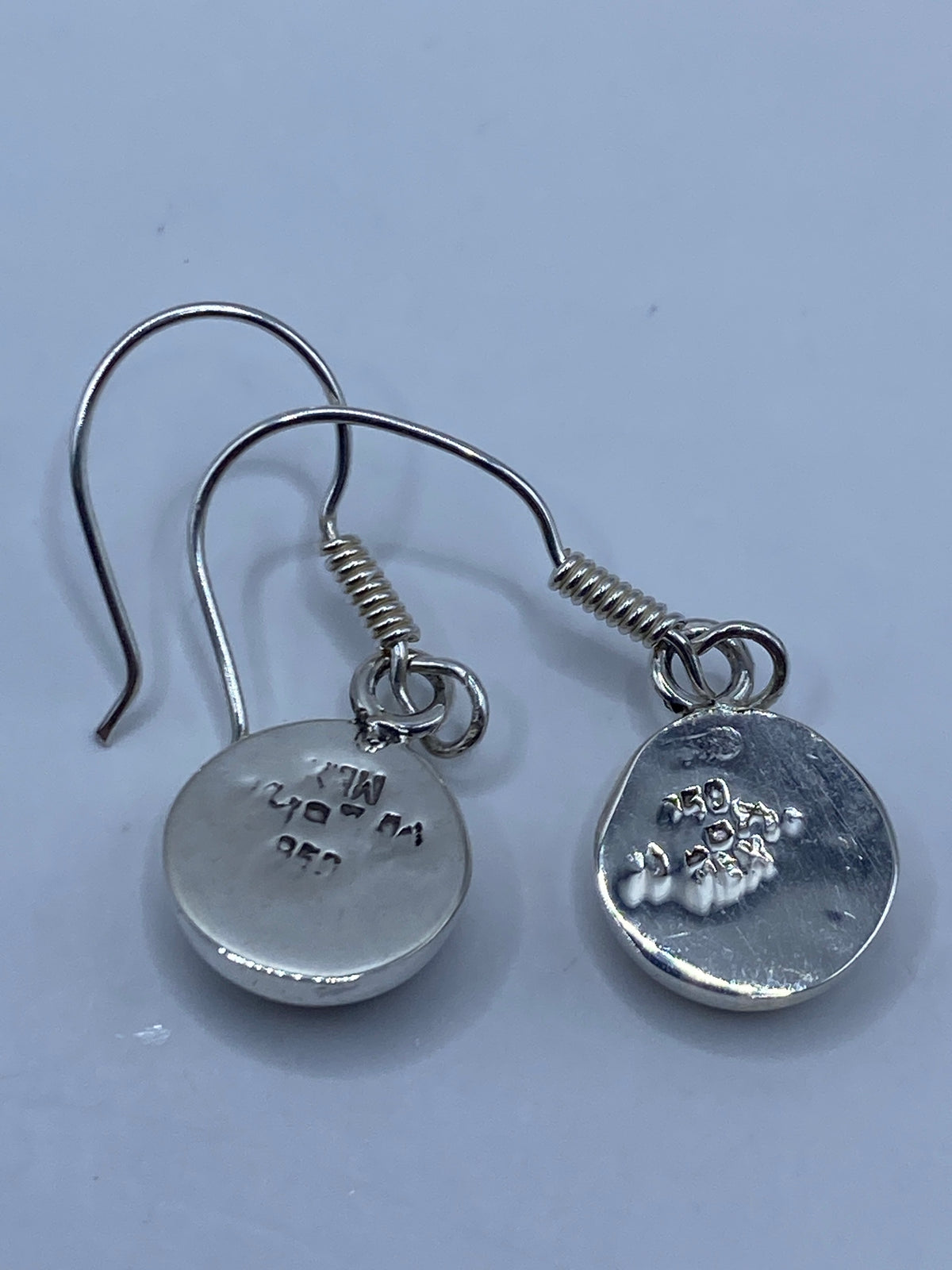Medida del par de aretes junto a una escala de centímetros