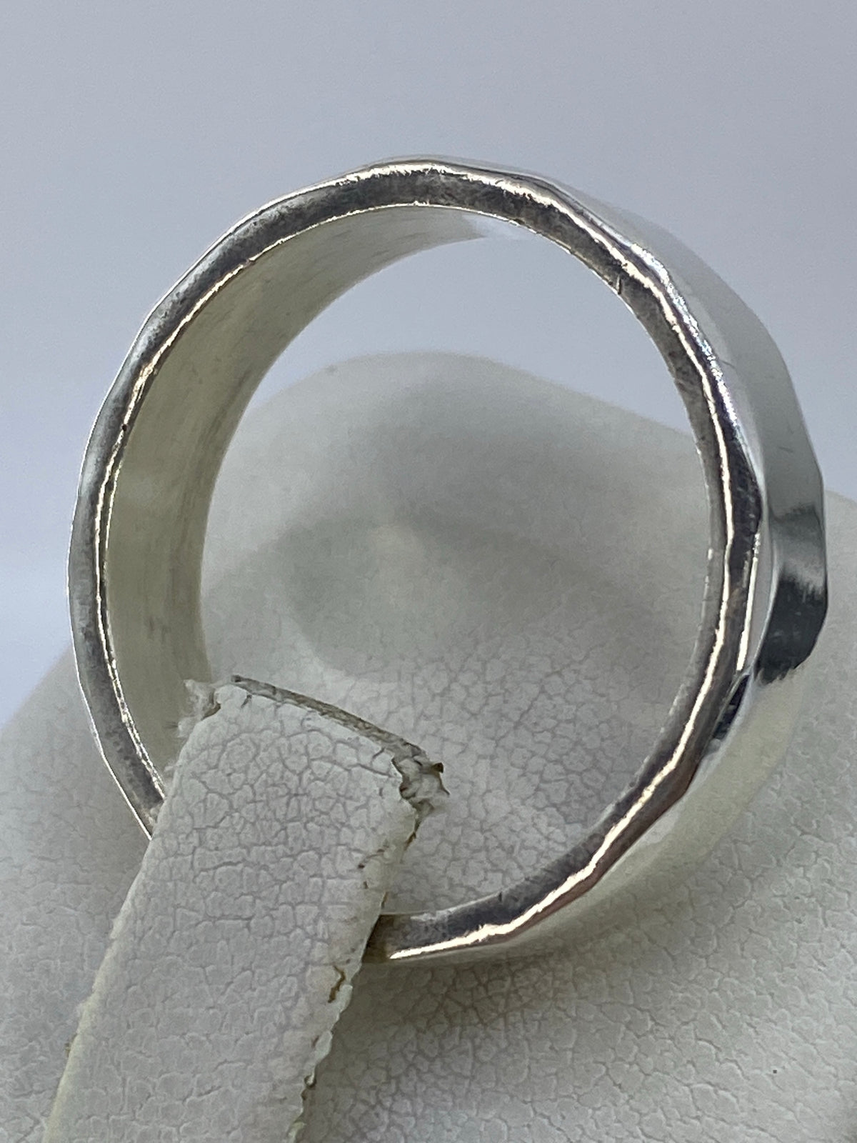 Anillo liso en la mano, geometría perfecta y acabado pulido