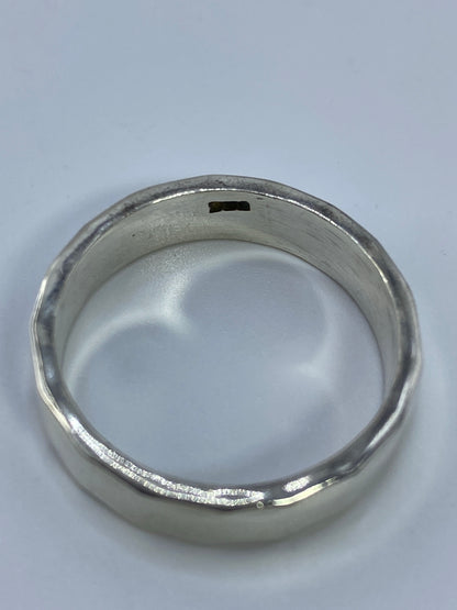 Detalle del acabado de alto brillo en plata pura 925