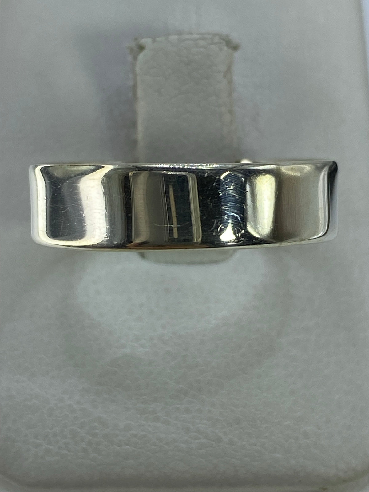 Anillo de plata 925 minimalista con acabado pulido en dedo de hombre