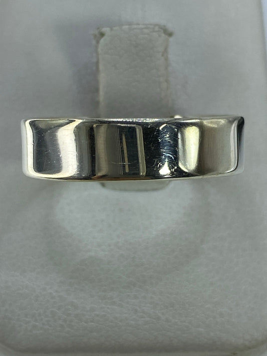 Anillo de plata 925 minimalista con acabado pulido en dedo de hombre
