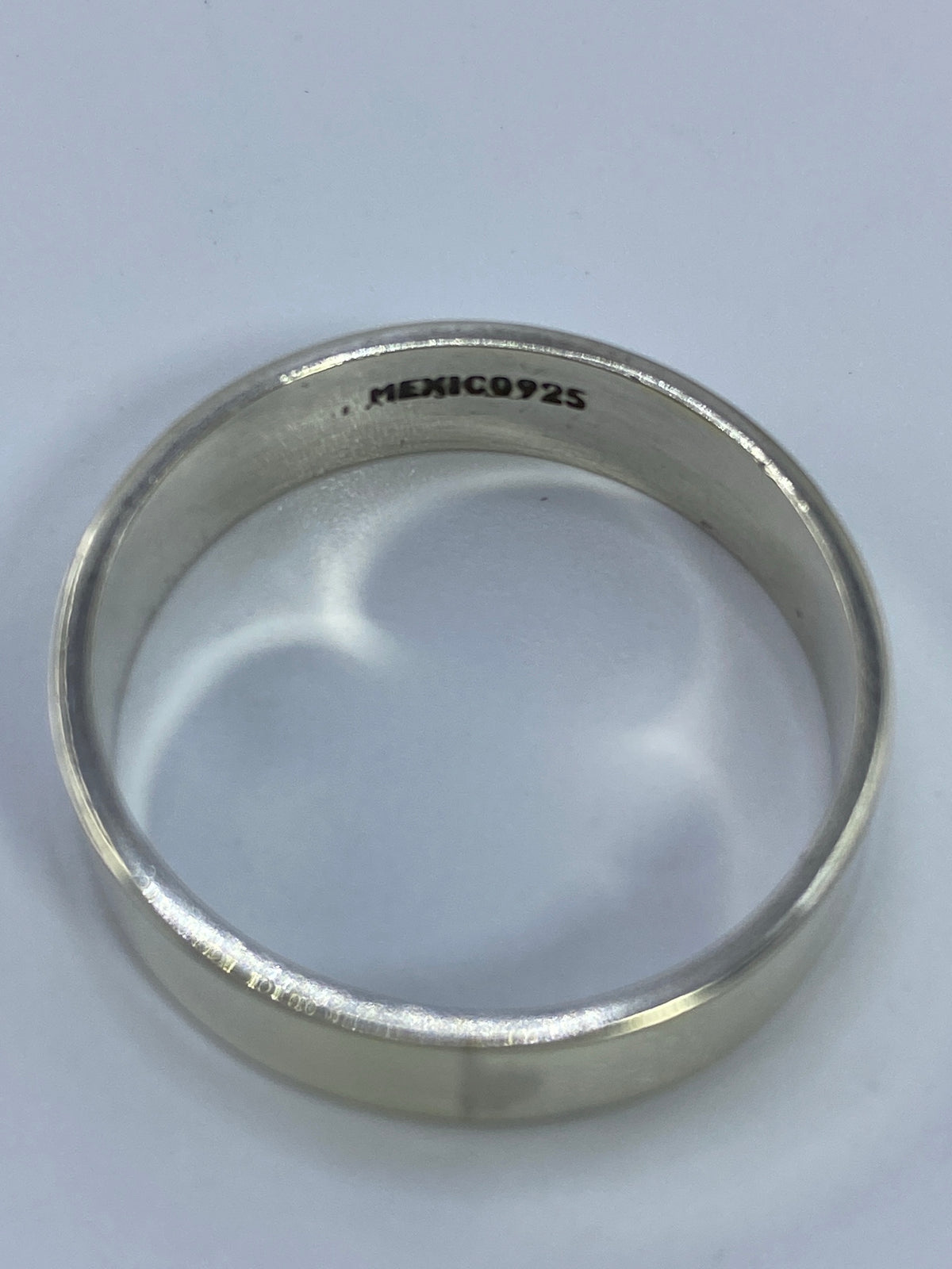 Anillo en mano mostrando el brillo y el grosor de la plata
