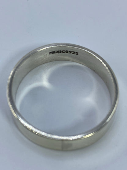 Anillo en mano mostrando el brillo y el grosor de la plata