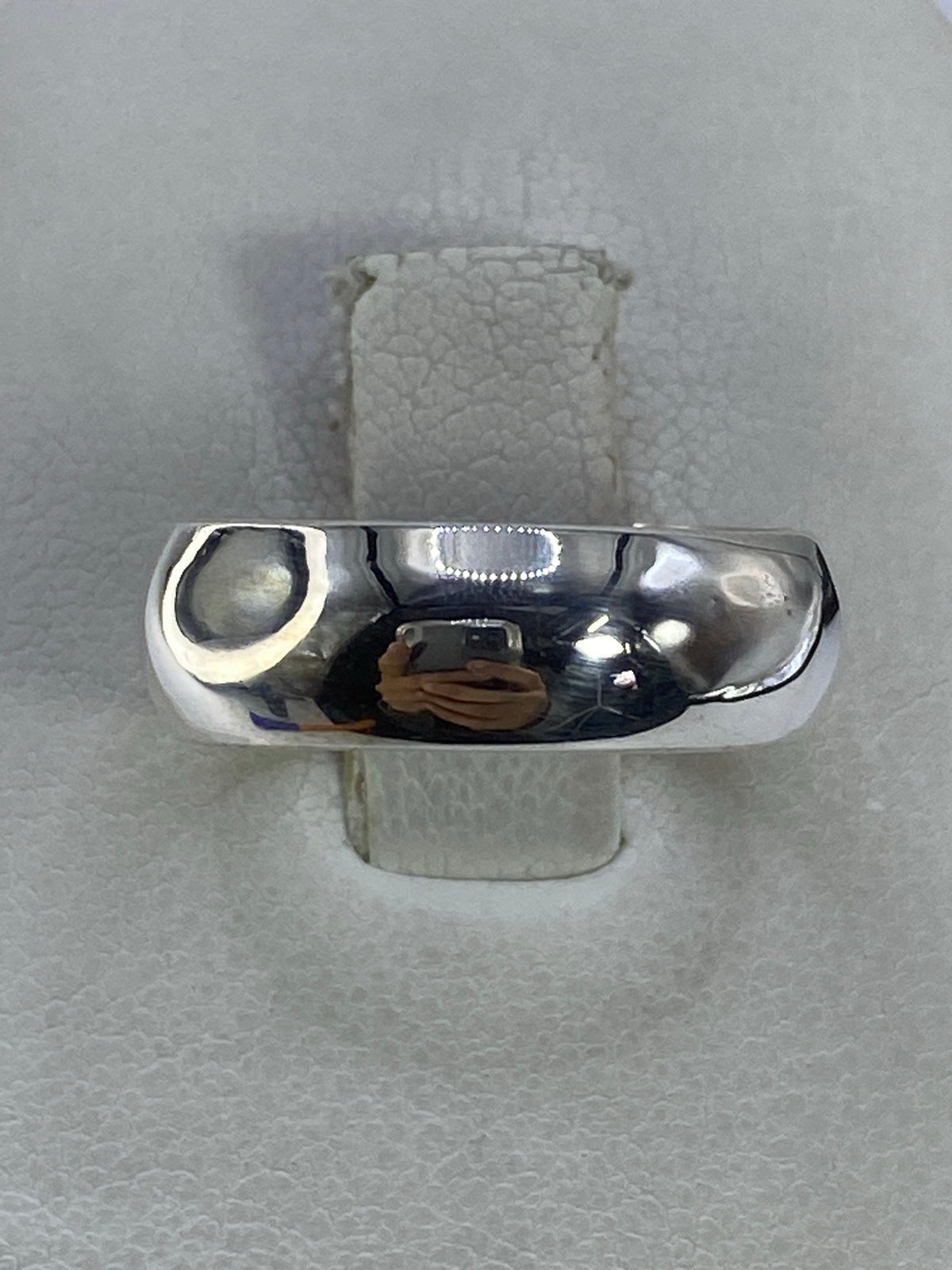 Anillo de plata 925 minimalista liso, vista frontal sobre mano