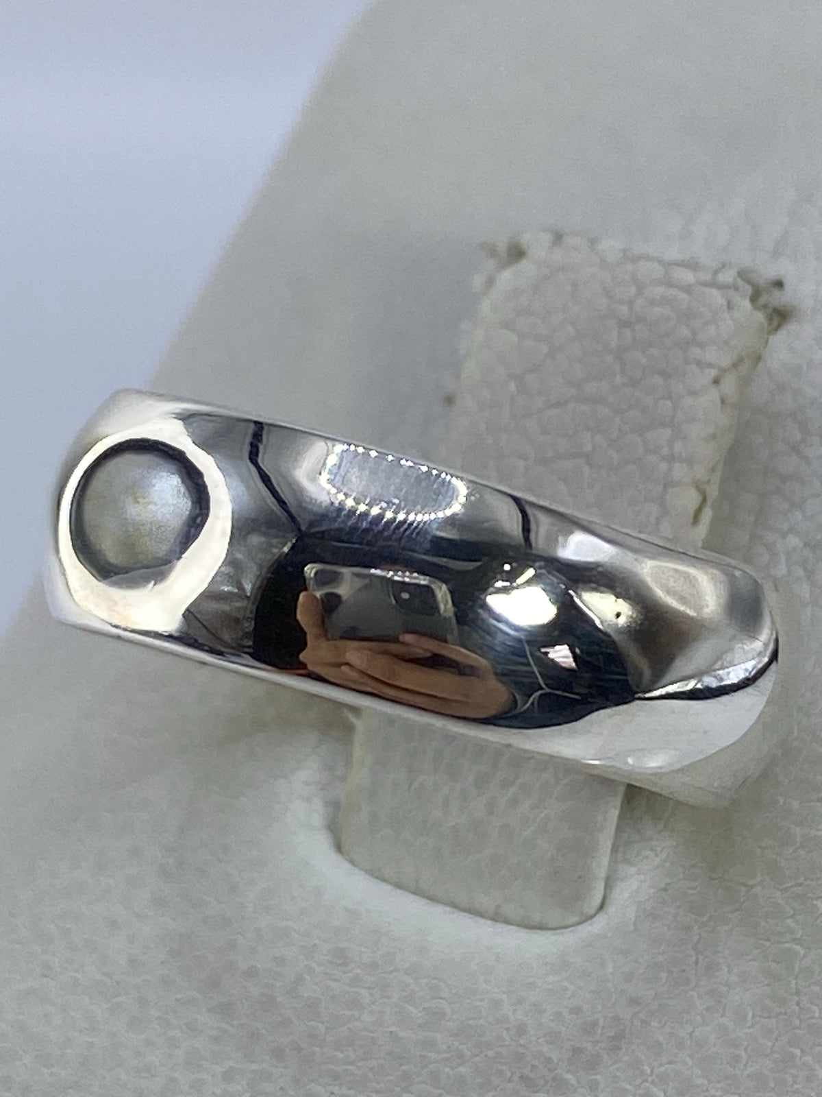 Anillo de plata pulido, vista lateral mostrando la banda