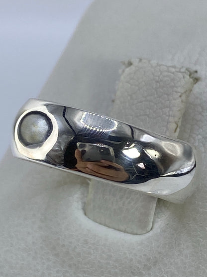 Anillo de plata pulido, vista lateral mostrando la banda