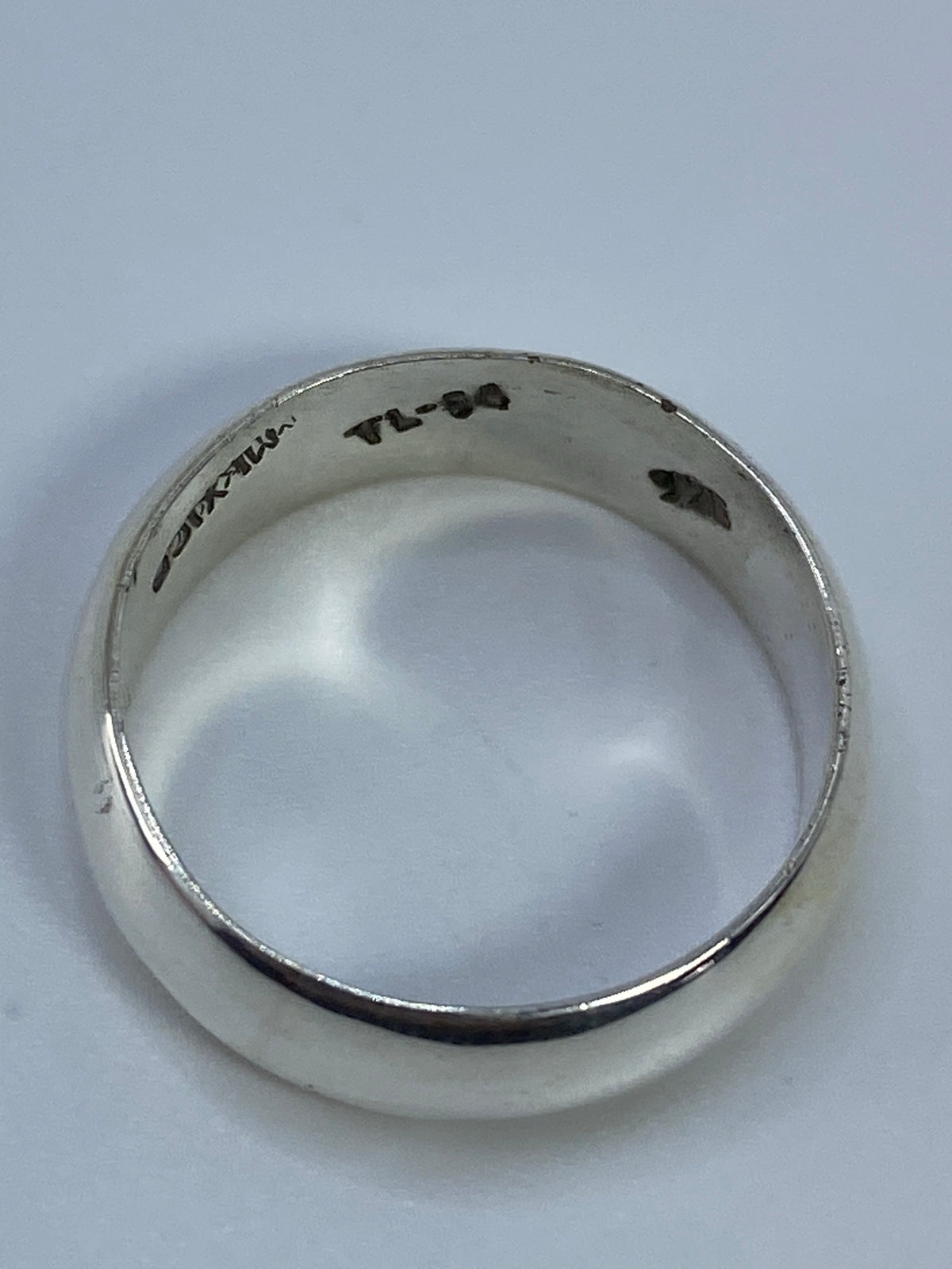 Anillo de plata sobre fondo blanco, vista superior