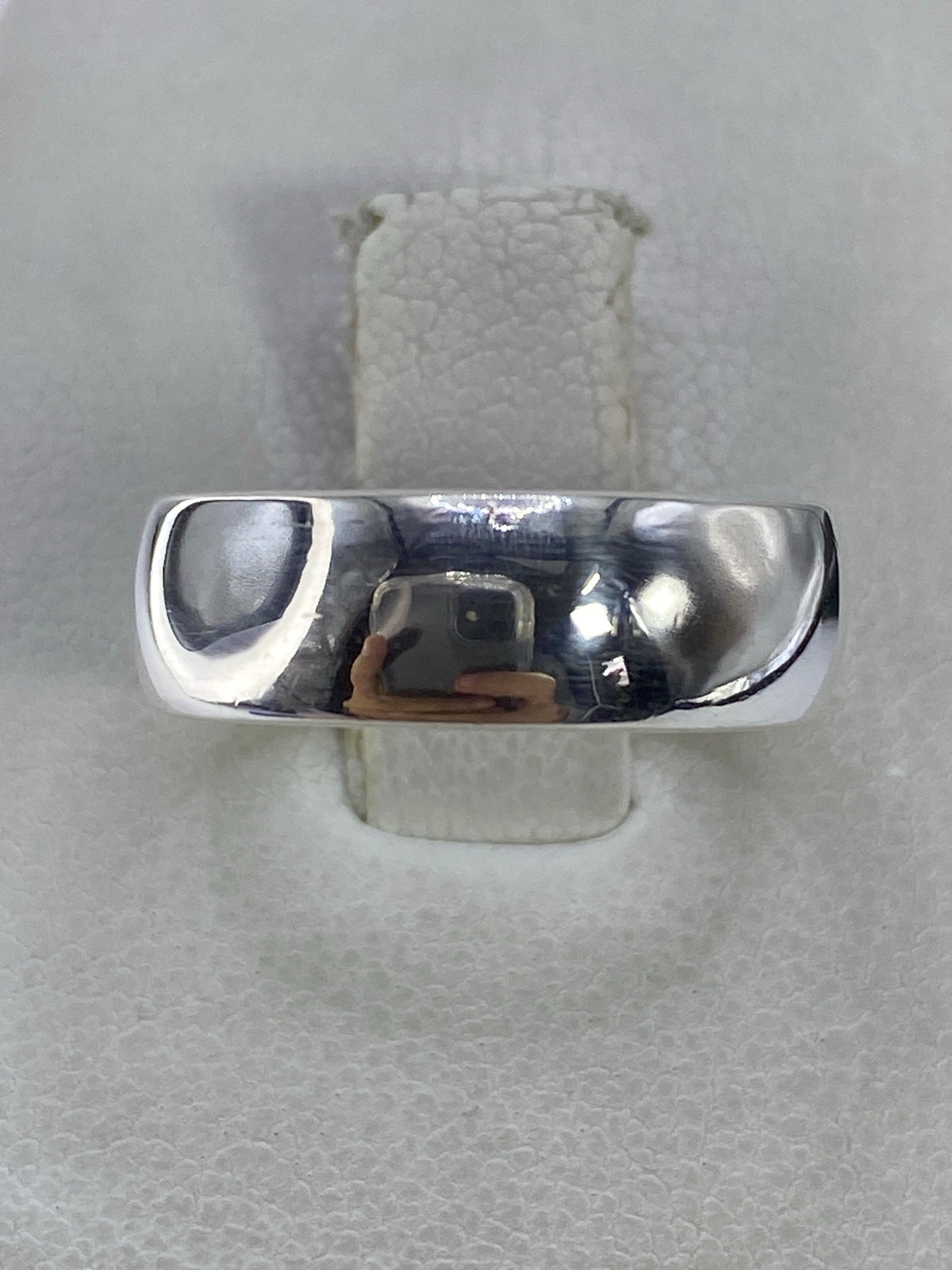 Anillo de plata 925 pulida con acabado espejo en dedo de mujer