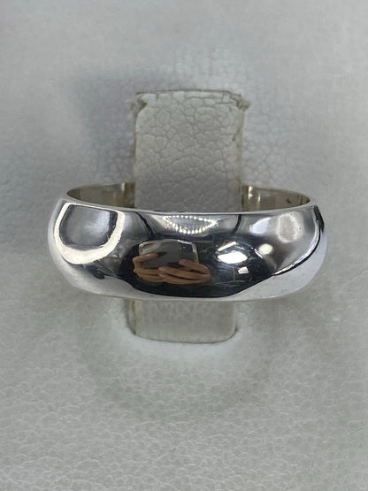 Anillo de plata 925 pulida en forma de banda lisa, vista frontal sobre fondo blanco