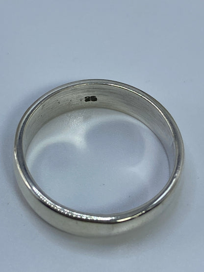 Anillo banda en la mano de hombre en tono natural