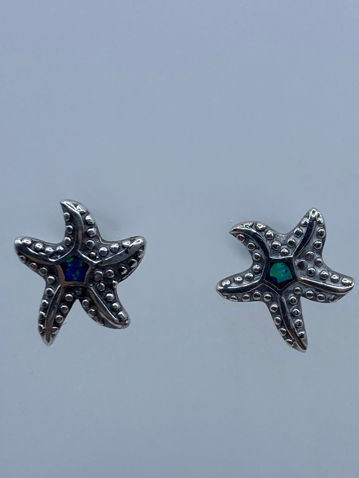 Detalle del engaste a mano y el fuego azul del ópalo