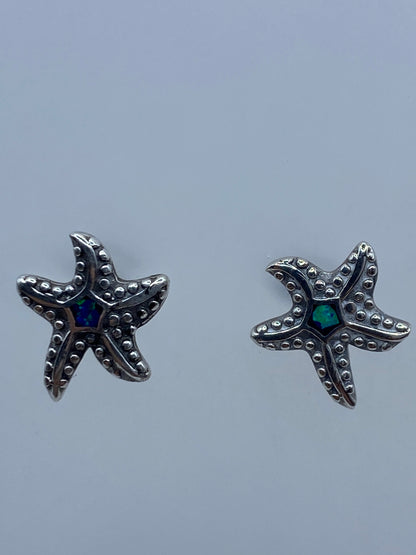 Detalle del engaste a mano y el fuego azul del ópalo
