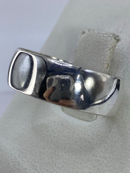 Anillo de banda ancha en plata 925, mostrando el acabado espejo
