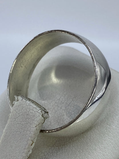 Vista lateral del anillo de plata, detalle del Quinto grabado