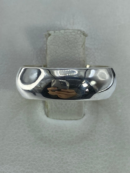 Anillo de plata 925 pulido en talla 7 sobre fondo blanco
