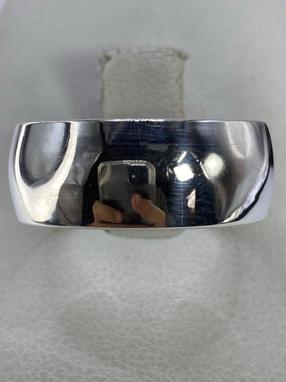Anillo banda de plata 925 pulido espejo en la mano, vista frontal