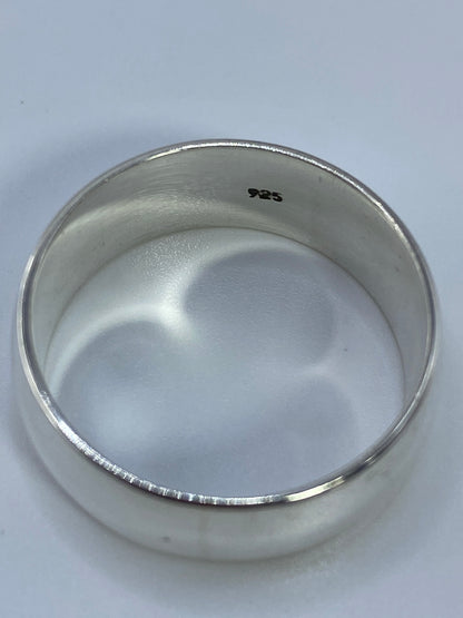 Anillo de plata banda en fondo blanco mostrando el acabado espejo